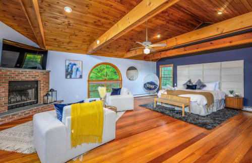 Lux estate! Hot tub, 8 acres, firepit, game room, private pond, EV, lots of privacy, 10 mins to town - Foto 19