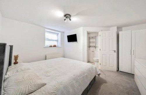 Central 2-Bed, 2-Bath Apartment - Photo 9
