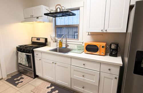 Bright, Modern & Artsy Space - Photo 3