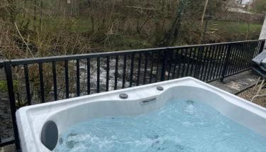 Cosy River Cottage in Brecon with a Hot Tub & Fireplace - Foto 2