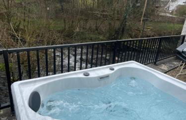 Cosy River Cottage in Brecon with a Hot Tub & Fireplace - Foto 6