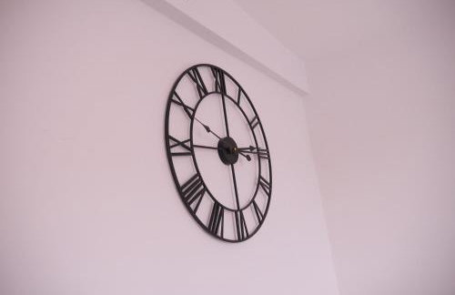 2BR City Centre Apartment By Travel Lets Short Term Rental Agency Derry With Free WiFi - Foto 40