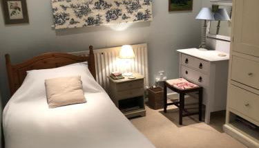 Holiday Let or B&B in Child Okeford, United Kingdom - Foto 5, wardrobe