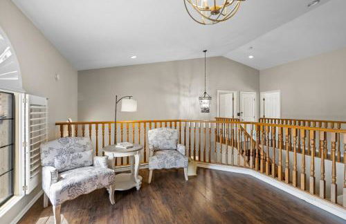 French Country Charm with Pool and Mountain Views - Foto 35