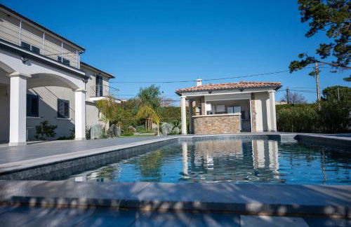 Rez de maison neuve Piscine WiFi Poolhouse en Pierre - Foto 1