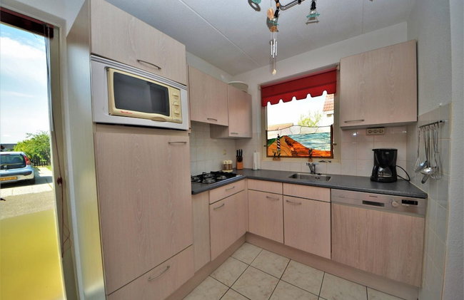 Lively Bungalow on the Water - Photo 10