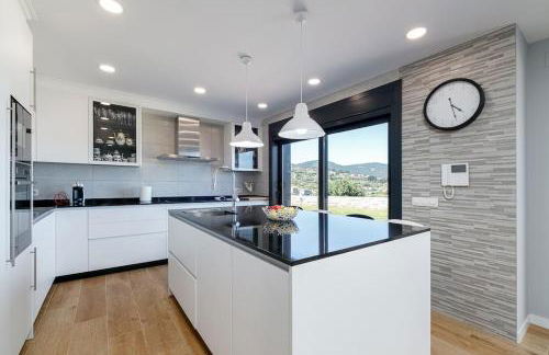 Casa nueva con piscina y vistas al mar - Foto 32