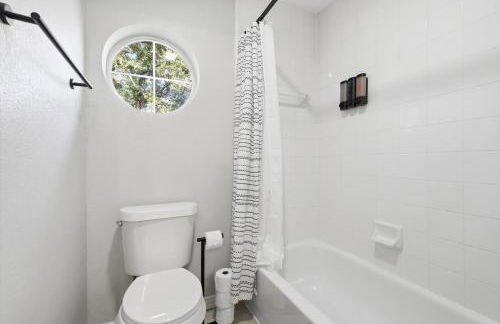 Luxury Backyard Pool & Patio Oasis 4-BD - Foto 35