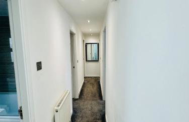 Luxury 5BR Stay With City Access - Photo 24