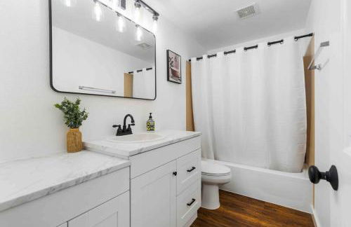 Luxury Living - Kirkland Stylish Home - Prime Spot - Photo 11