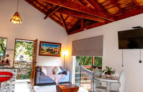 Chalé Canto do Galo 1 - Hidro da Jacuzzi, Lareira Ecológica, Cozinha Completa, Wi-Fi 80mbps, próximo a comércio local e relaxando ao som do riacho - Photo 21