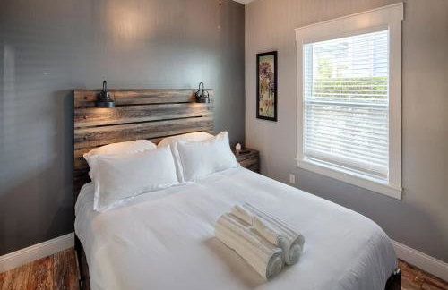 Quaint Cottage with Private Pool-Walk to Everything - Foto 20