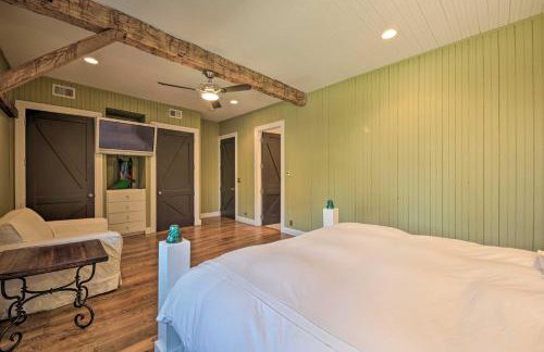 Luxe Barndominium with Home Gym, Theater, and More! - Foto 17