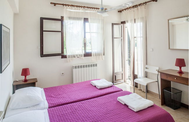 Absolute Villa by Stylish Stays - Photo 15