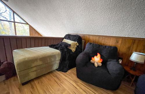 Chalet w Hot Tub Fireplace Grill FirePit & Wifi - Photo 22