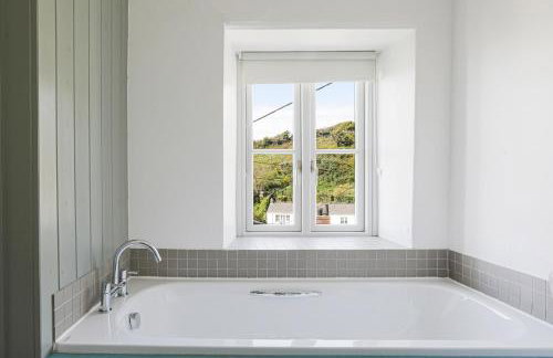 Coastguard Cottage - set in an elevated position with fabulous views overlooking Portloe - Photo 19