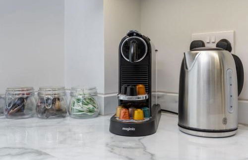 Castle View - 2 Bed Stylish Coastal Port Solent Retreat with Views! Parking, Sleeps 6 - LONG TERM STAY WINTER SPECIAL OFFER- By Blue Puffin Stays - Photo 23