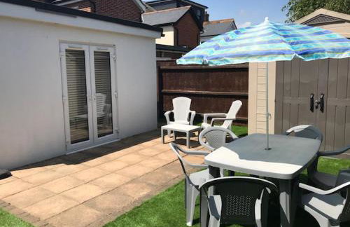Highcliffe Apartment with Parking - Foto 2