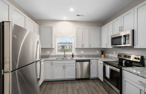 Modern 8BR 8BA Condo w Garage and Patio - Foto 2