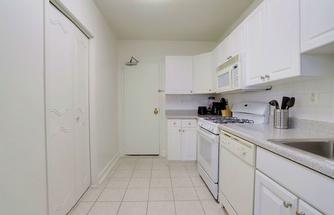 Elegant Apartments Near the Pentagon - Photo 63