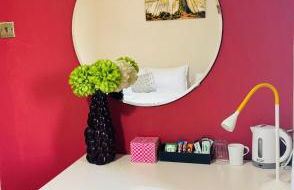 Modern 4BR House with Parking, 8 Mins to Gatwick Airport - Foto 15