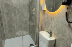 Newcastle CITY APT5,FREE STREET PARKING,4 BEDROOM HOUSE WITH 2 FULL BATHROOM AND KITCHEN,ALL ROOMS WITH TVs,7 BEDS,NETFLIX - Photo 18