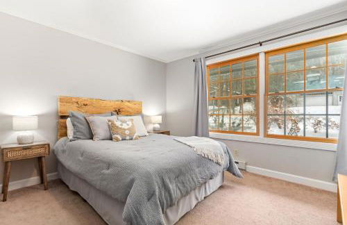 Spacious Lakefront Retreat w/Stunning Views - Foto 6