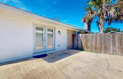 Poolside Bliss! Christian Pass Family Home with Yard - Foto 25