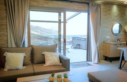 Secluded Luxury Villa w Jacuzzi & Stunning Views - Photo 10