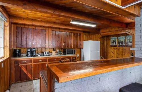 3BR Fife Lake Getaway with Fire Pit & Hot Tub - Foto 6