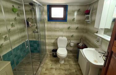 2-Bedroom Blue & White House with Garden and Beach - Foto 7