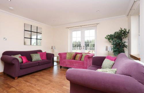 JOIVY Greenknowes Farmhouse with Hot Tub and Bar - Photo 8