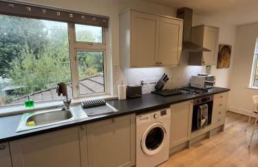 2 Bed Contractor Accommodation - 15min Drive to Heathrow & Windsor - Foto 10