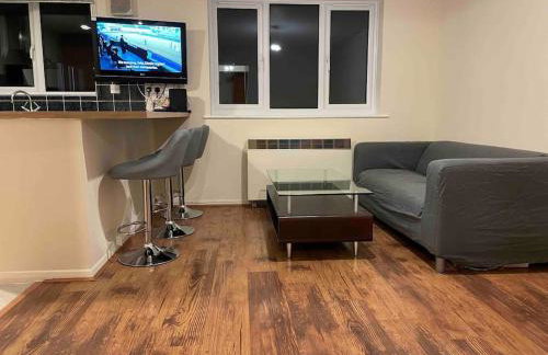 Self contained 1 bed flat next with free parking, adjacent to metro station also direct bus to O2 and Excel via Cable Car - Foto 1