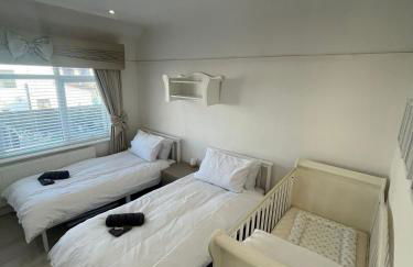 Stylish Home Away From Home! 6 Minutes from Beach! - Foto 19