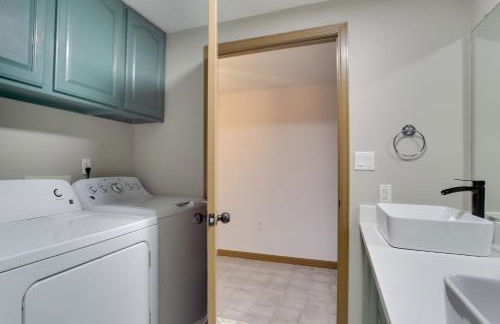 6 Mi to Barr Lake Apt with Yard and Pool Access! - Foto 13