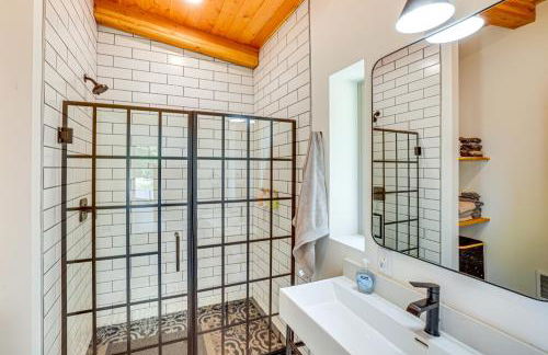 Mid-Century Escape Lake Views, Steps to Cave Bay! - Foto 20