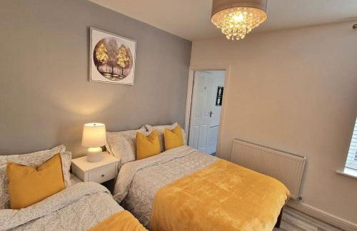 Stunning, clean, free parking home, ideal long stays - Foto 33