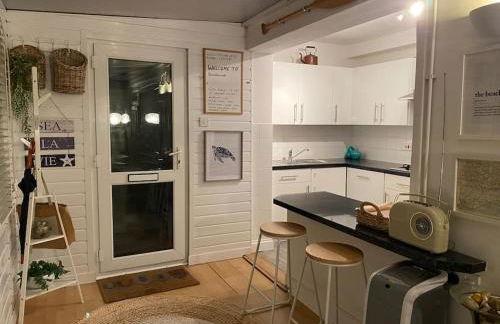 Shoreline hideaway - next to the beach - Foto 16