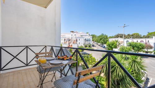 Elegant Flat with Pool & Balcony by HostWise - Foto 2