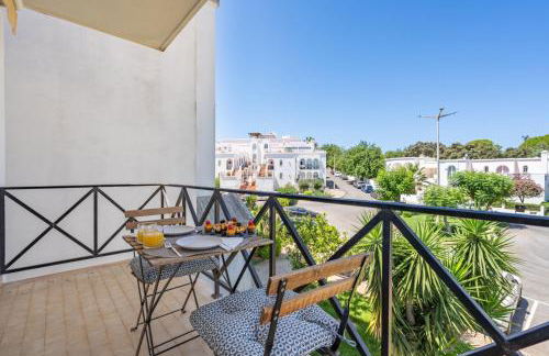 Elegant Flat with Pool & Balcony by HostWise - Foto 2