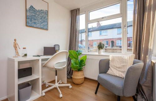 Doctors Lane- Modern 3 Bedroom Contractor Family House With Parking - Photo 41