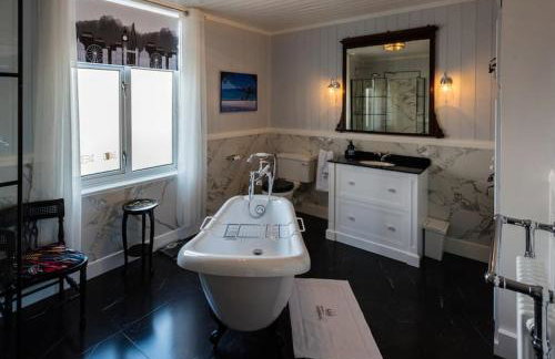 Beachside period family home. 5 BR spacious, comfortable. - Photo 24