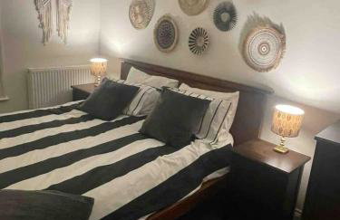 Large town centre apartment with parking - Photo 3
