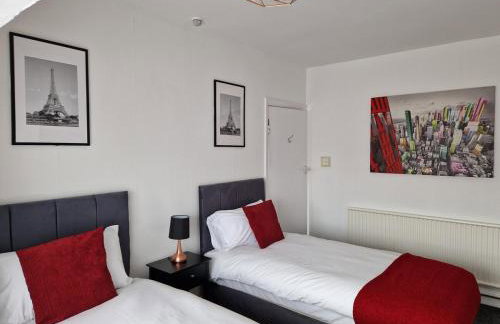 Stylish 4BR House, Sleeps 7, High-Speed Wi-Fi, Long Stay Friendly - Foto 13