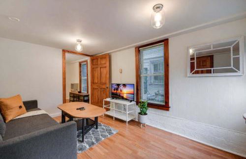 Quaint and Charming 2BR APT in Central Oakland - Photo 2