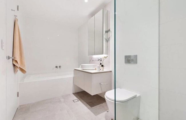 Brand New Lux Water View 3bd with Parking - Foto 8