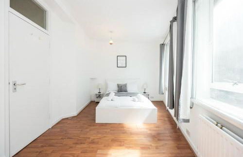 Spacious 1BR Steps from London Bridge & The Shard - Photo 19