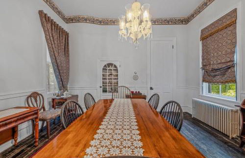 The Manor - Historic Mansion, Wifi, Covered Porch, Screen Porch, King Bed, Walk to Spas, Shops & Restaurants - Foto 33