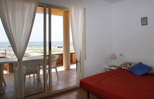 AT038 Vistas de la playa, primera línea con piscina - Foto 9